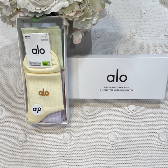 ALO Yoga Half-Crew Socks - Cream and Lavender - Picture 1 of 3